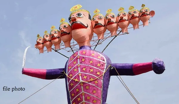 Chhattisgarh: रावण के पुतले का सिर नहीं जल पाया, लिपिक निलंबित